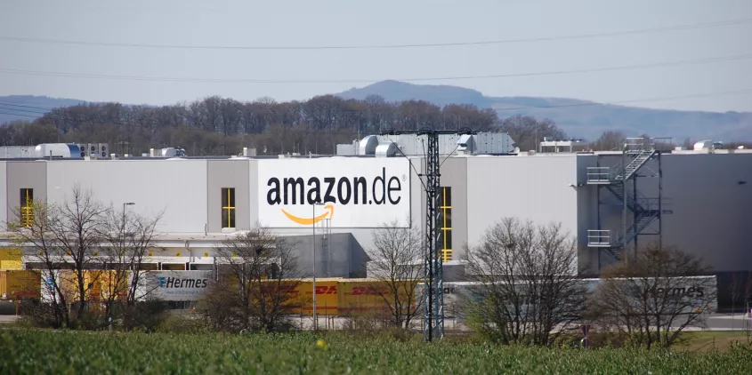 Ein Amazon-Logistikzentrum aus der Ferne.
