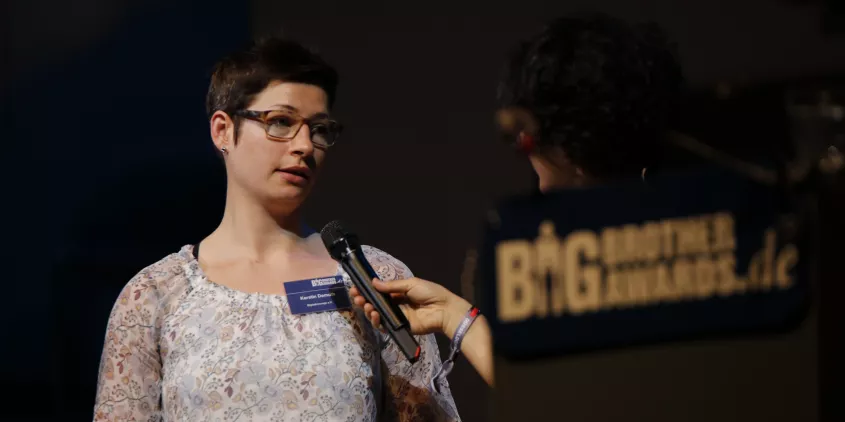 Kerstin Demuth mit einem Mikrofon.