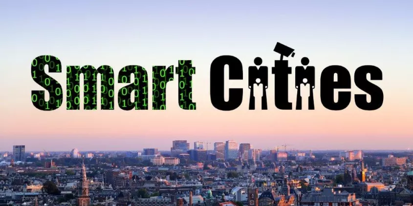 Im Vordergrund das Wort „Smart Cities“ gefüllt mit Binärcode bzw. sehen die Buchstaben teilweise wie Kameras und Personen aus. Im Hintergrund die Skyline einer Großstadt.