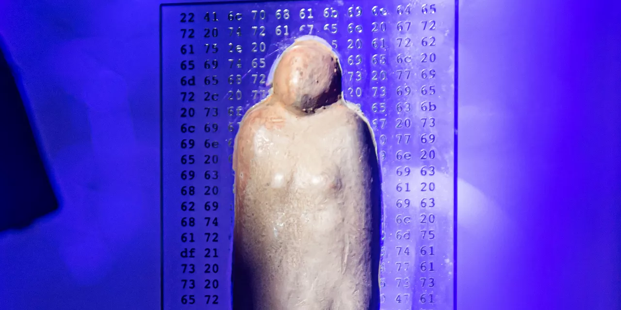 Detailaufnahme der BigBrotherAwards-Statue vor dunkelblauem Hintergrund.