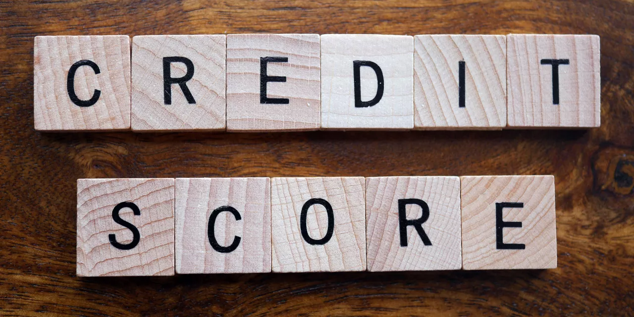 Das Wort "Credit Score" aus kleinen Holztäfelchen gelegt.