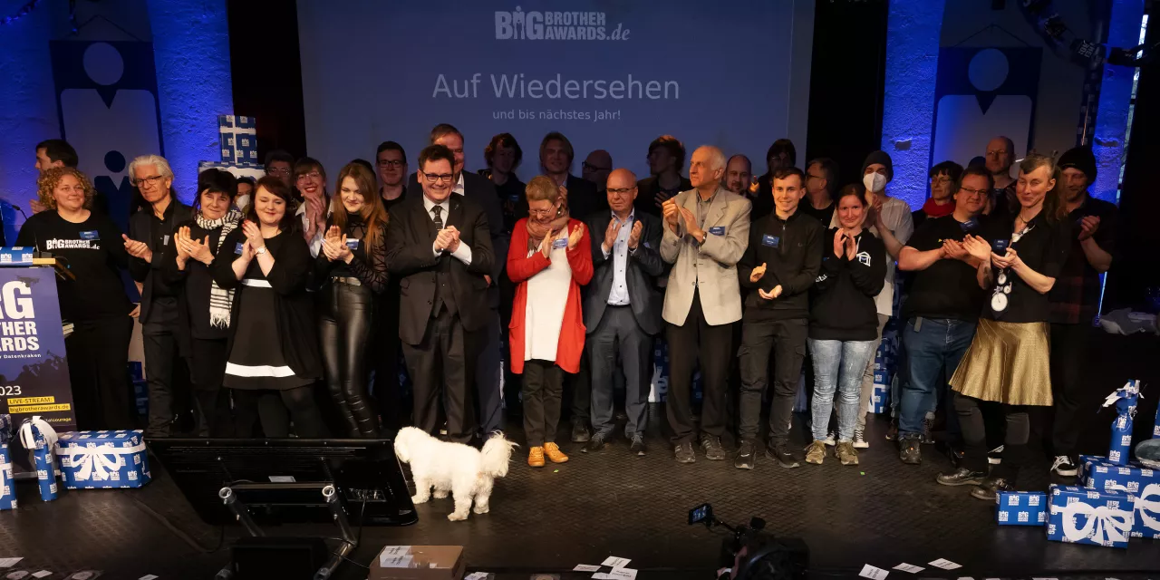 Das Team von Digitalcourage, die Jury und alle Helfer.innen auf der Bühne.