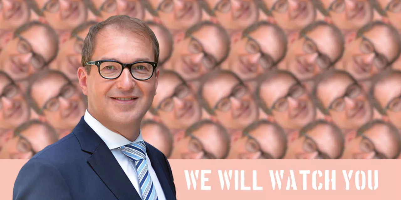 Eine Portraitaufnahme von Alexander Dobrindt. Im Hintergrund (unscharf), ganze viele Köpfe von Dobrindt als Muster angeordnet. Unten der Text: „We will watch you“.
