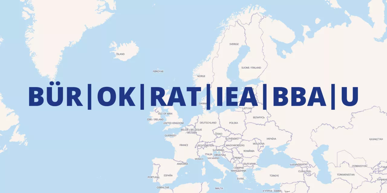 Eine Europakarte, darüber das Wort „Bürokratieabbau“ in ungewöhnlicher Silbentrennung: Bür, ok, rat, iea, bba, u.