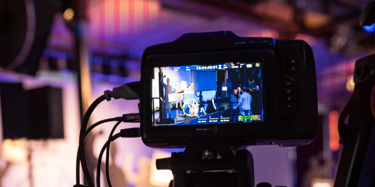 Bildschirm einer Kamera, die das Bühnenbild der BBAs 2025 zeigt.