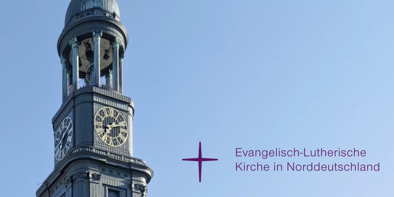 Ein Kirchturm in Nahaufnahme, rechts davon das Logo der Evangelischen Nordkirche.