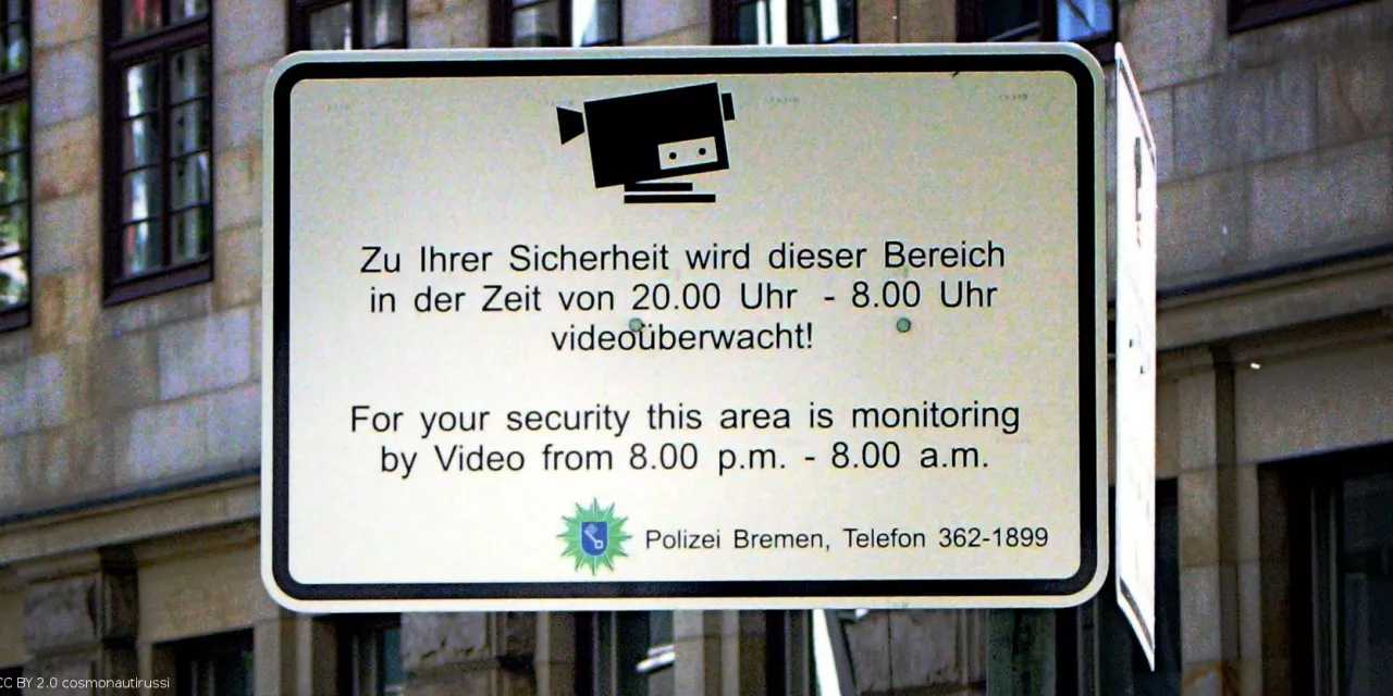 Straßenschild der Polizei Bremen mit dem Text: „Zu Ihrer Sicherheit wird dieser Bereich in der Zeit von 20.00 Uhr - 8.00 Uhr videoüberwacht.“ (inkl. englischer Übersetzung).