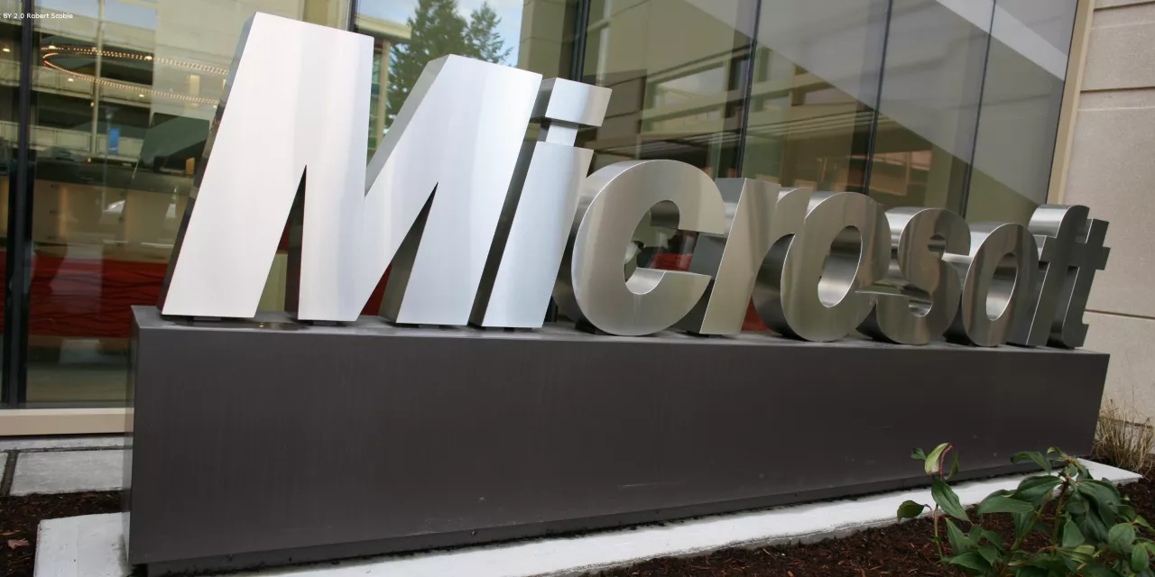 Das Microsoft-Logo vor der Firmenzentrale aus massiven Edelstahl-Buchstaben.