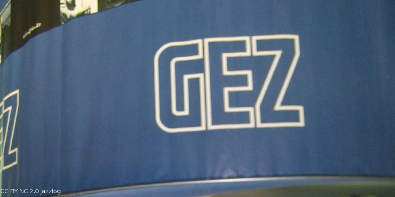 Das Logo der GEZ (weiße Schrift auf blauem Grund).