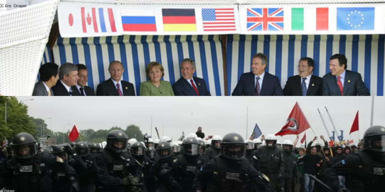 Collage: Teilnehmer.innen des G8-Gipfels 2007 in einem Strandkorb (oben) und eine Polizeikette auf einer Demonstration (unten).