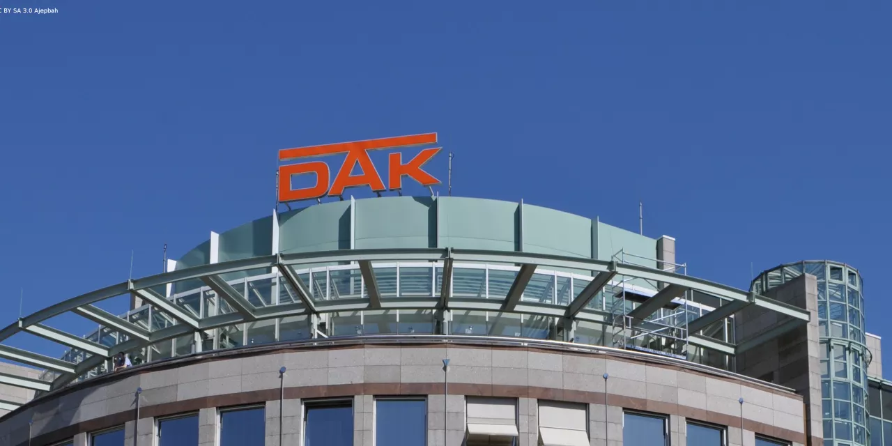 Verwaltungsgebäude der DAK in Hamburg (Aufnahme des Dachs mit dem Logo der DAK).