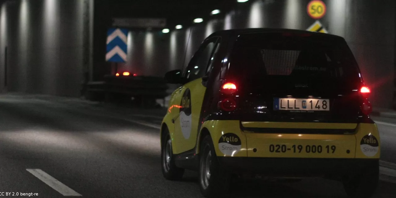 Ein Kleinwagen mit Werbung für "Yellow Strom" in einem Tunnel.