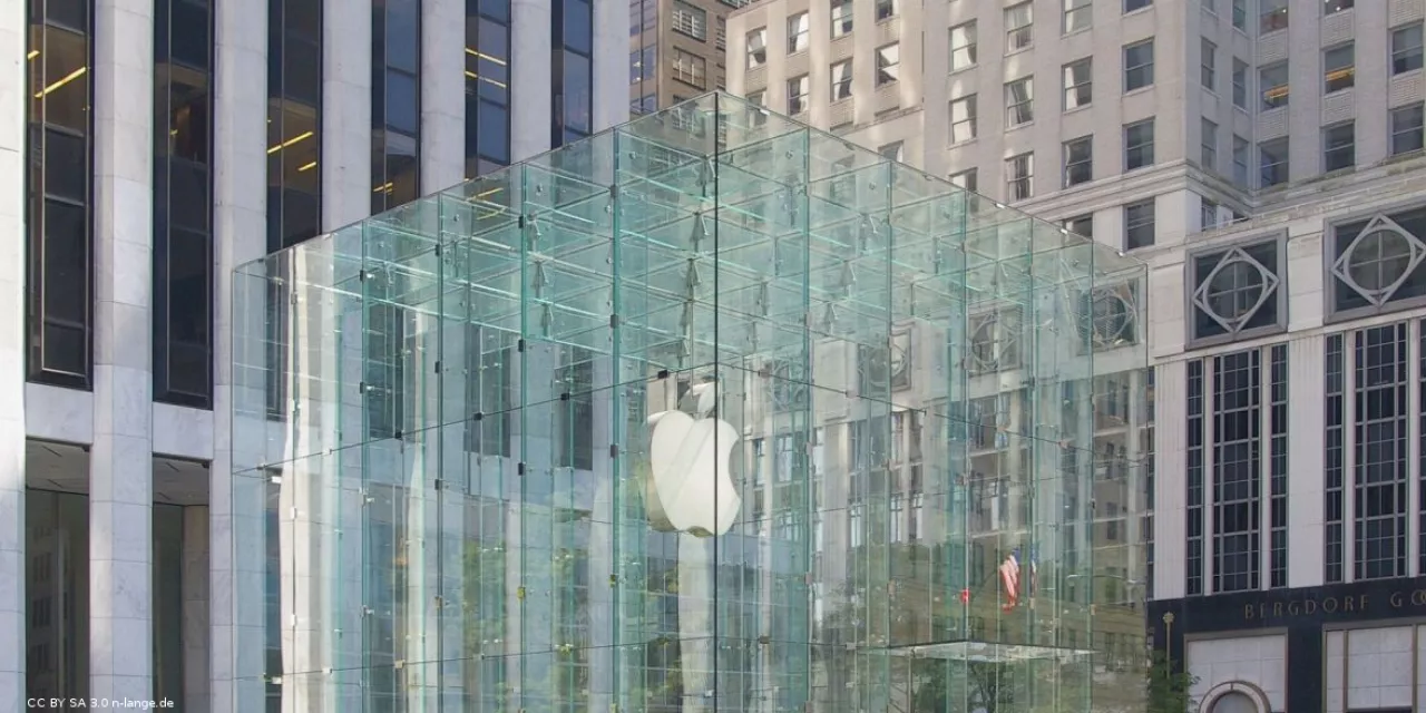 Apple Store in New York bestehend aus einem riesigen Glaskasten mit großem Apple-Logo (angebissener Apfel).