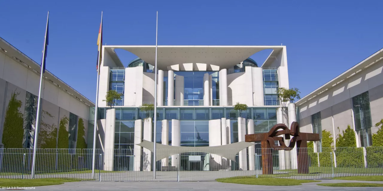 Bundeskanzler.innenamt von außen bei strahlend blauem Himmel.