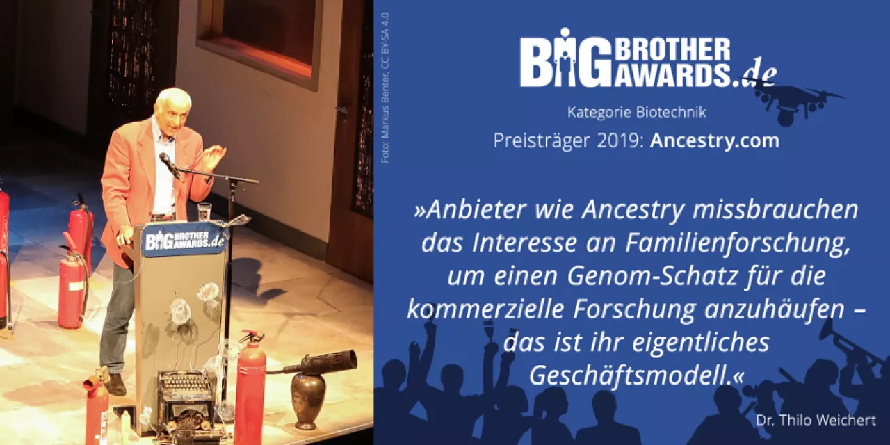Collage: Auf der linken Seite Thilo Weichert am Redner.innenpult der BBAs 2019. Auf der rechten Seite ein Zitat aus seiner Laudatio.