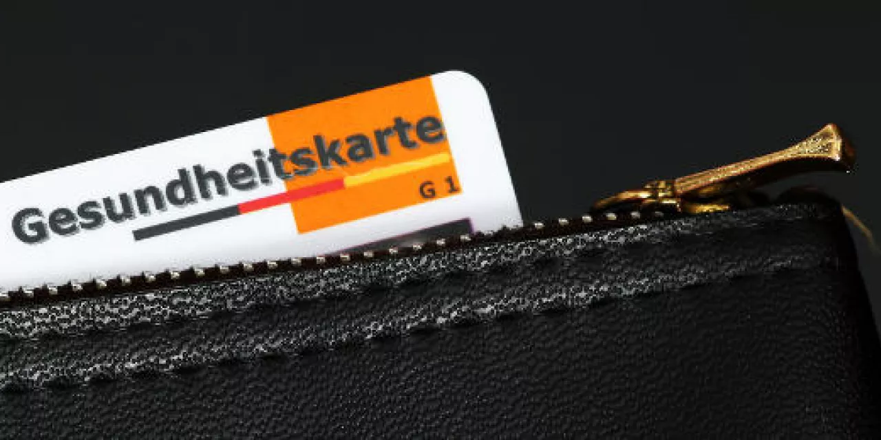 Detailaufnahme einer Gesundheitskarte, die zum Teil aus einer Geldbörse guckt.