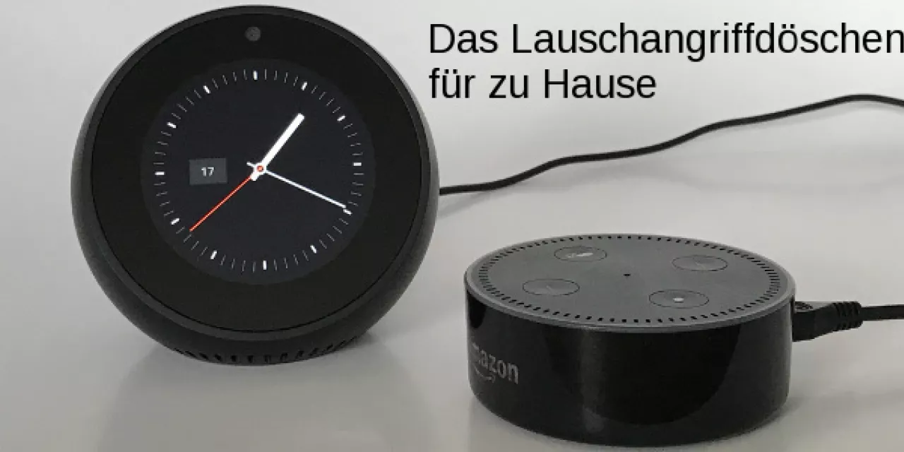 Eine Uhr und Amazon Alexa auf einer gräulichen Oberfläche, darüber der Text: „Das Lauschangriffdöschen für zu Hause“.
