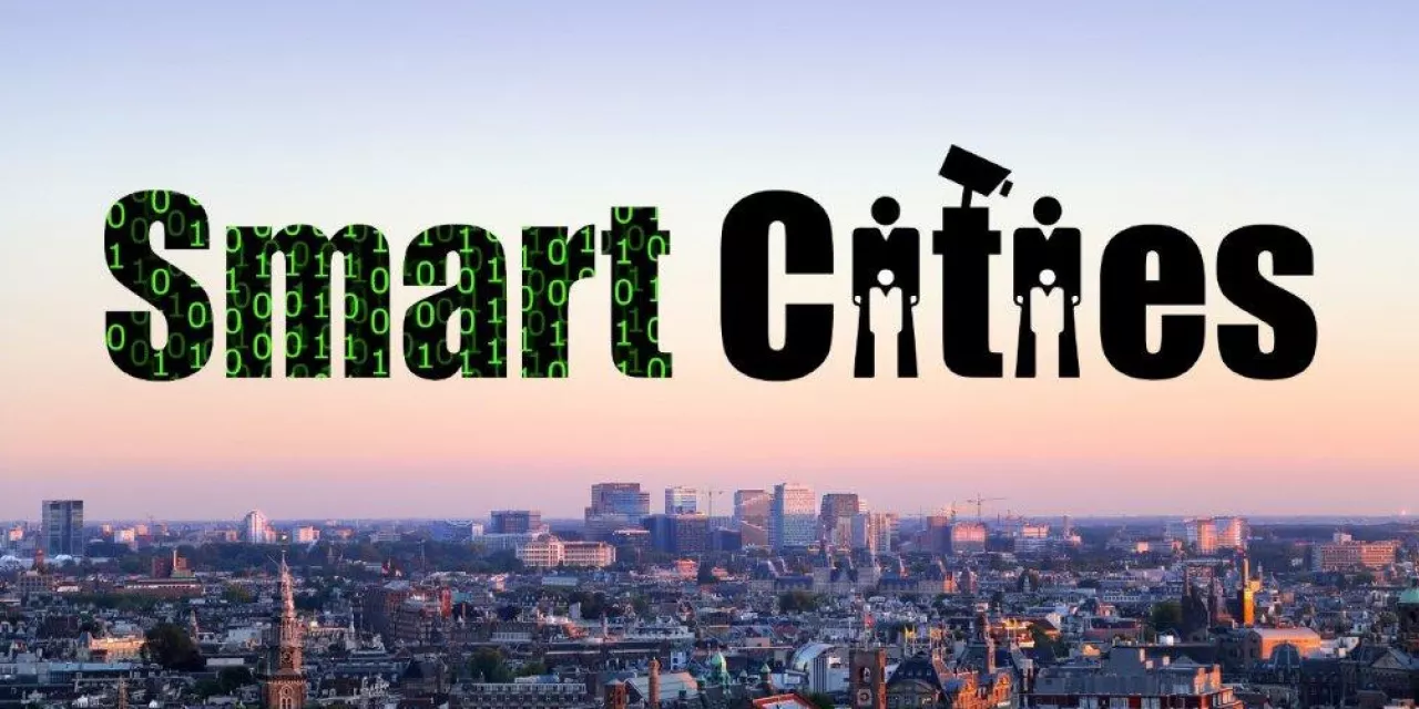 Im Vordergrund das Wort „Smart Cities“ gefüllt mit Binärcode bzw. sehen die Buchstaben teilweise wie Kameras und Personen aus. Im Hintergrund die Skyline einer Großstadt.