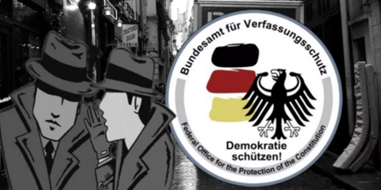 Collage: Zwei Spitzel mit Hut auf der Linken Seite. Rechts daneben eine Art Sticker vom „Bundesamt für Verfassungsschutz“. Im Hintergrund eine Straße.