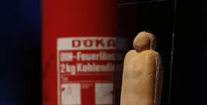 Detailaufnahme der BBA-Statue, im Hintergrund ein Feuerlöscher als Dekoration.