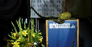 Geschmücktes Redner.innenpult der BigBrotherAwards 2008.