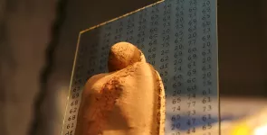 Detailaufnahme der BBA-Statue.