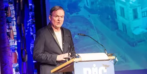 Moderator Andreas Liebold am Redner.innenpult.