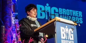 Rena Tangens während ihrer Laudatio am Redner.innenpult.