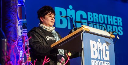 Rena Tangens während ihrer Laudatio am Redner.innenpult.