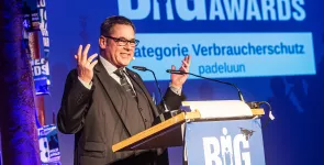 padeluun während seiner Laudatio am Redner.innenpult.