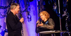 Andreas Liebold und Leena Simon im Gespräch während der Bekanntgabe des Publikumspreises.