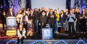Das Team von Digitalcourage, die Jury sowie weitere Helfer.innen der BBAs 2022 auf der Bühne.