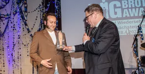 padeluun übergibt einen BigBrotherAward an einen Gewerkschafter von Lieferando.