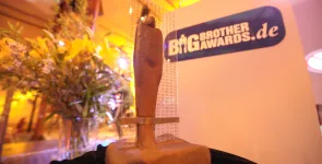 Die BBA-Statue auf der Bühne einer Gala.