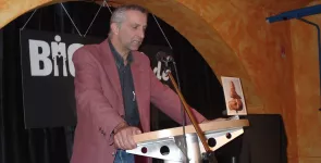 Thilo Weichert am Redner.innenpult.