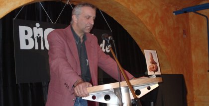 Thilo Weichert am Redner.innenpult.