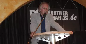 Rolf Gössner am Redner.innenpult.