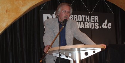 Rolf Gössner am Redner.innenpult.