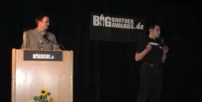 Moderator Andreas Liebold und padeluun auf der Bühne.