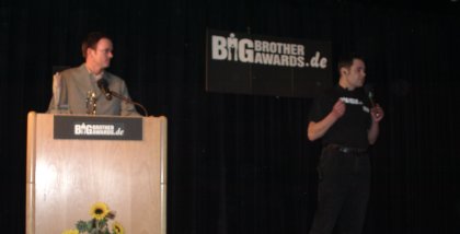 Moderator Andreas Liebold und padeluun auf der Bühne.