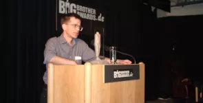 Patrick Goltzsch am Redner.innenpult.