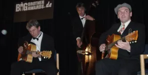 Drei Musiker mit Gitarre und einem Kontrabass.