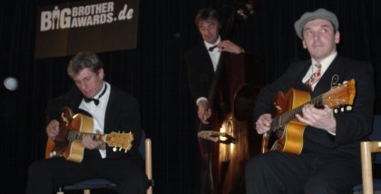 Drei Musiker mit Gitarre und einem Kontrabass.