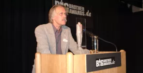 Rolf Gössner am Redner.innenpult.