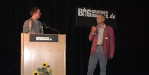 Moderator Andreas Liebold und Thilo Weichert auf der Bühne.