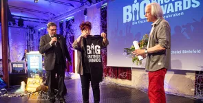 padeluund und Rena Tangens überreichen Rolf Gössner zum Abschied Blumen und ein BigBrotherAwards-T-Shirt.