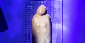 Detailaufnahme der BigBrotherAwards-Statue vor dunkelblauem Hintergrund.