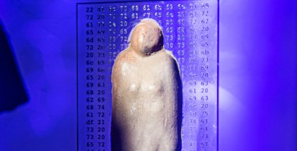 Detailaufnahme der BigBrotherAwards-Statue vor dunkelblauem Hintergrund.