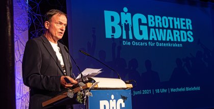 Andreas Liebold am Redner.innenpult.