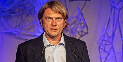 Frank Rosengart am Redner.innenpult.